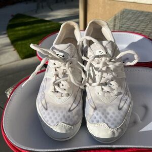 Nfinity Vengeance Women’s Cheer Shoes White with case size 8